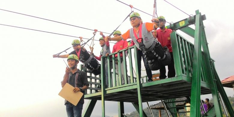 Pengunjung menjajal flying fox di Desa Mertelu, Kecamatan Gedangsari, Kabupaten Gunungkidul, DI Yogyakarta, Rabu (30/8/2017).