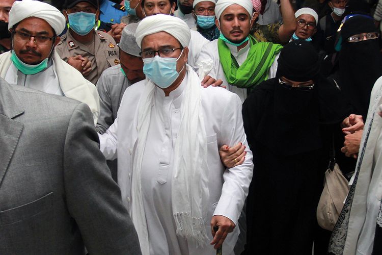 Habib Rizieq Shihab (HRS)  (tengah) beserta keluarga tiba di Terminal 3 Bandara Soekarno Hatta, Tangerang, Banten, Selasa (10/11/2020). HRS beserta keluarga kembali ke tanah air setelah berada di Arab Saudi selama tiga tahun. ANTARA FOTO/Muhammad Iqbal/aww.