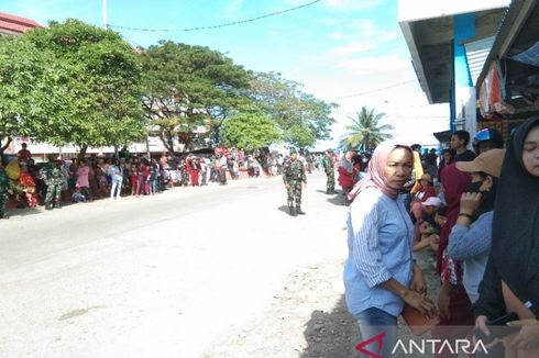 Warga Baubau Sultra Berdesakan Tunggu Jokowi di Pasar Wameo: Ingin Lihat Langsung