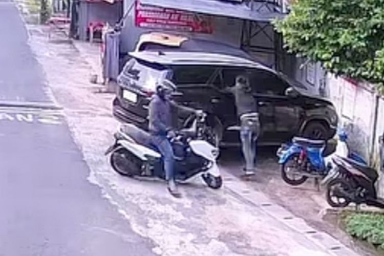 Pencurian Rp 300 Juta di Banyuwangi, Pelaku Sekejap Pecahkan Kaca Mobil