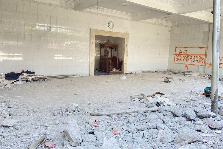 Bagian mimbar dan imam mushala Ponpes Al Khoziny Sidoarjo, Selasa (7/10/2025)