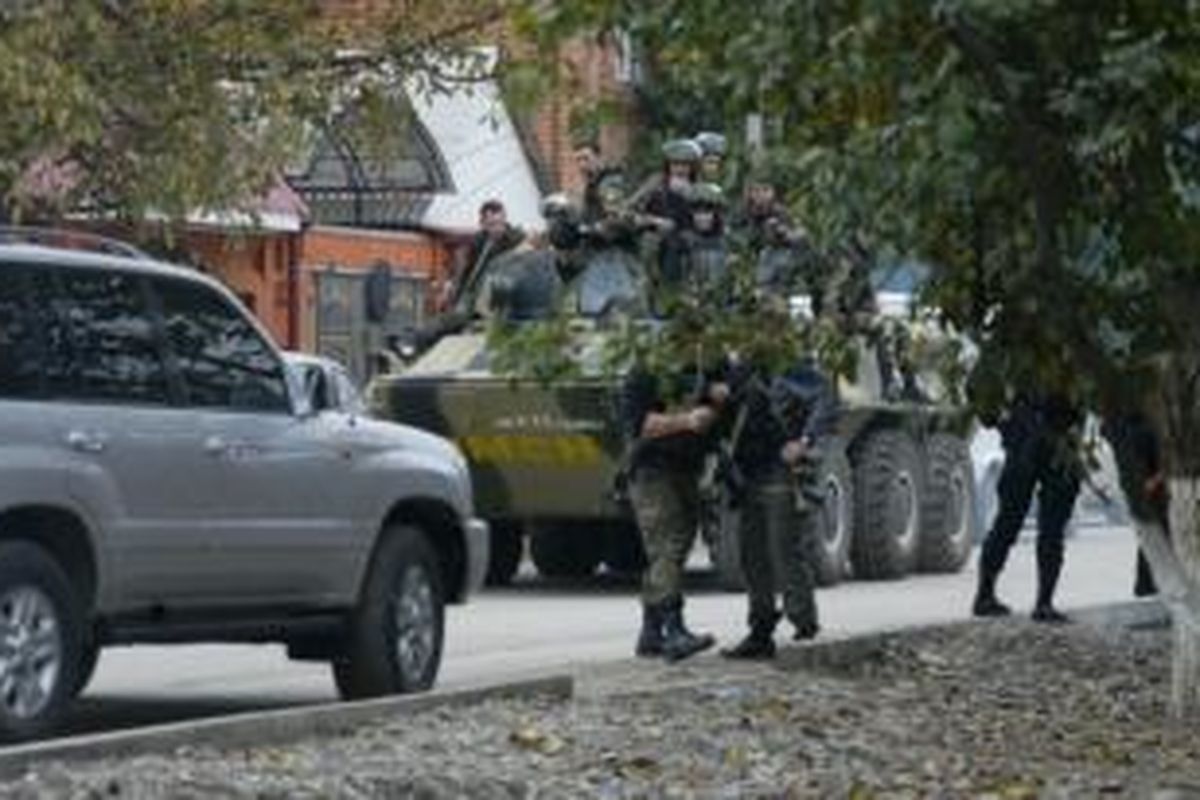 Aparat keamanan Rusia mengepung sebuah bangunan di ibu kota Chechnya, Grozny setelah sekelompok orang menyerang sebuah pos polisi dan menewaskan lima orang petugas polisi.