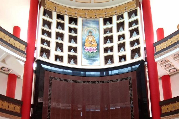 Puri Tri Agung melambangkan tiga ajaran Tri Darma yang terdiri dari aliran Konfutse, Budhisme, dan Taoisme. Puri ini jadi ikon wisata reliji di Bangka. 