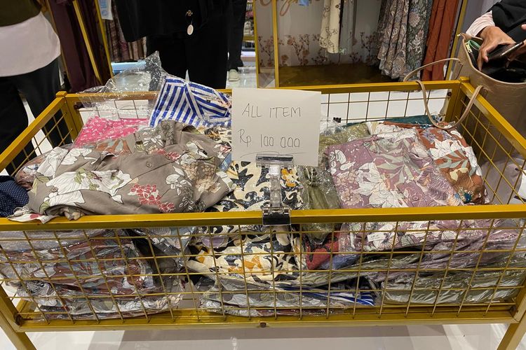 Produk Heaven Light di Indonesia Fashion Week 2024, JCC Senayan, Jakarta Pusat, Rabu (27/03/2024).