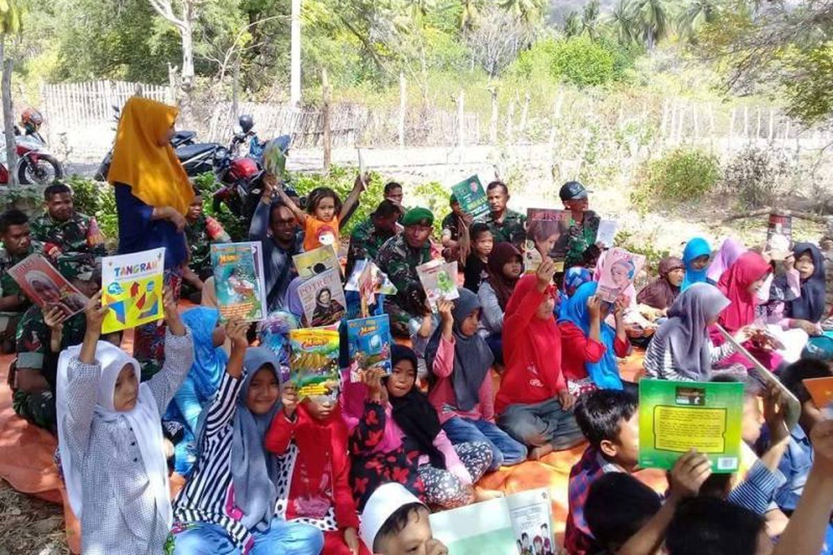 Antusias dan kegembiraan  anak-anak di desa terpencil ujung timur Bima, Nusa Tenggara Barat (NTB) dalam gerakan gemar membaca.