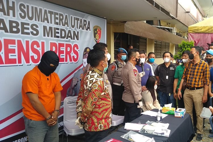 GC, korban pembegalan sopir taksi online di Medan, Sumut, dan ayahnya hadir saat konferensi pers di Mapolrestabes Medan, Jumat (26/11/2021) sore. 