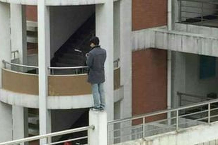 Zeng (21) seorang mahasiswa di China bersiap melompat dari atap gedung kampusnya setelah cintanya ditolak sang pujaan hati.
