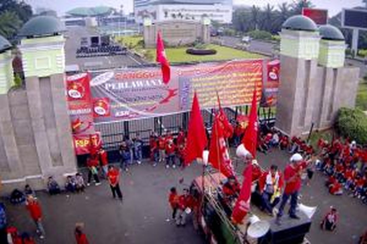 Aksi Buruh di depan Gedung MPR/DPR, Jakarta, saat May Day (Hari Buruh) 2014, direkam dari udara menggunakan drone.