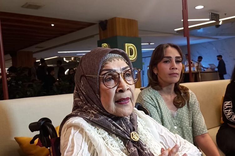 Ibu Ferry Irawan, Hariati, dalam konferensi pers di kawasan Senayan, Jakarta Pusat, Selasa (28/2/2023). 