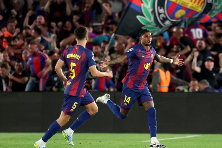 Penyerang Barcelona, Marcus Rashford, merayakan gol pertama timnya pada laga Liga Spanyol antara FC Barcelona dan Real Madrid CF di Stadion Camp Nou di Barcelona pada 10 Mei 2026.