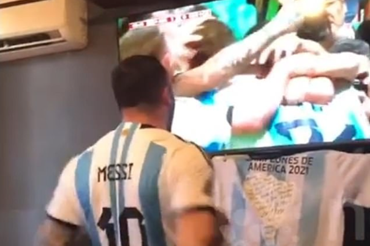 Tangkap layar video penggemar Argentina yang terlalu bersemangat meninju televisi-nya sendiri setelah idolanya Lionel Messi mencetak gol pertama di Piala Dunia Qatar 2022.