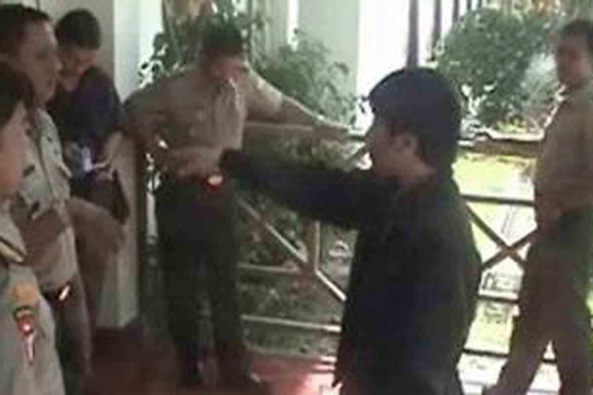 Keluarga korban kasus pengrusakan lahan mengamuk di lembaga pemasyarakatan (lapas) Polewali mandar, Sulawesi Barat, Selasa (21/6/2011).  