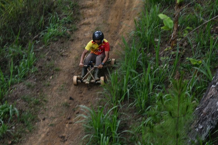 Pembalap Kadaplak tengah meluncur dari lintasan curam di Kampung Batu loceng, Desa Sunten Jaya, Kecamatan Lembang, Kabupaten Bandung Barat, Kamis (21/11/2019). Kadaplak Permainan tradisional tergolong ekstrim yang kembali bangkit di era modern