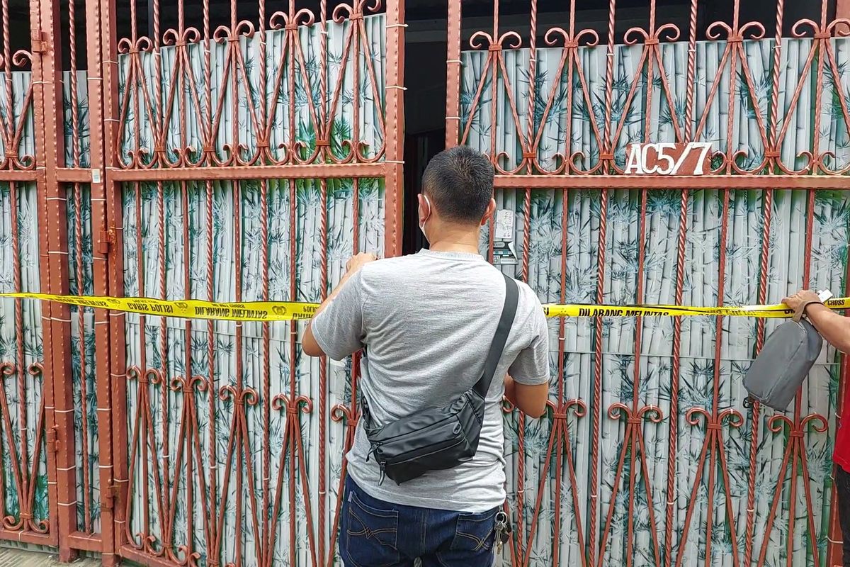 Polsek Kalideres memeriksa tempat penemuan empat mayat yang membusuk di dalam rumah di perumahan Citra Garden, Kalideres, Jakarta Barat pada Jumat (11/11/2022) siang.