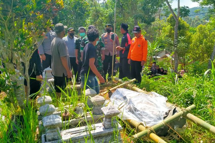 Tim gabungan mengevakuasi jasad Triyono (35) yang ditemukan tewas mengapung di Sungai Kedung Salam, Dusun Setren, Desa Bugelan, Kecamatan Kismantoro, Kabupaten Wonogiri, Jawa Tengah, Kamis (4/11/2021).