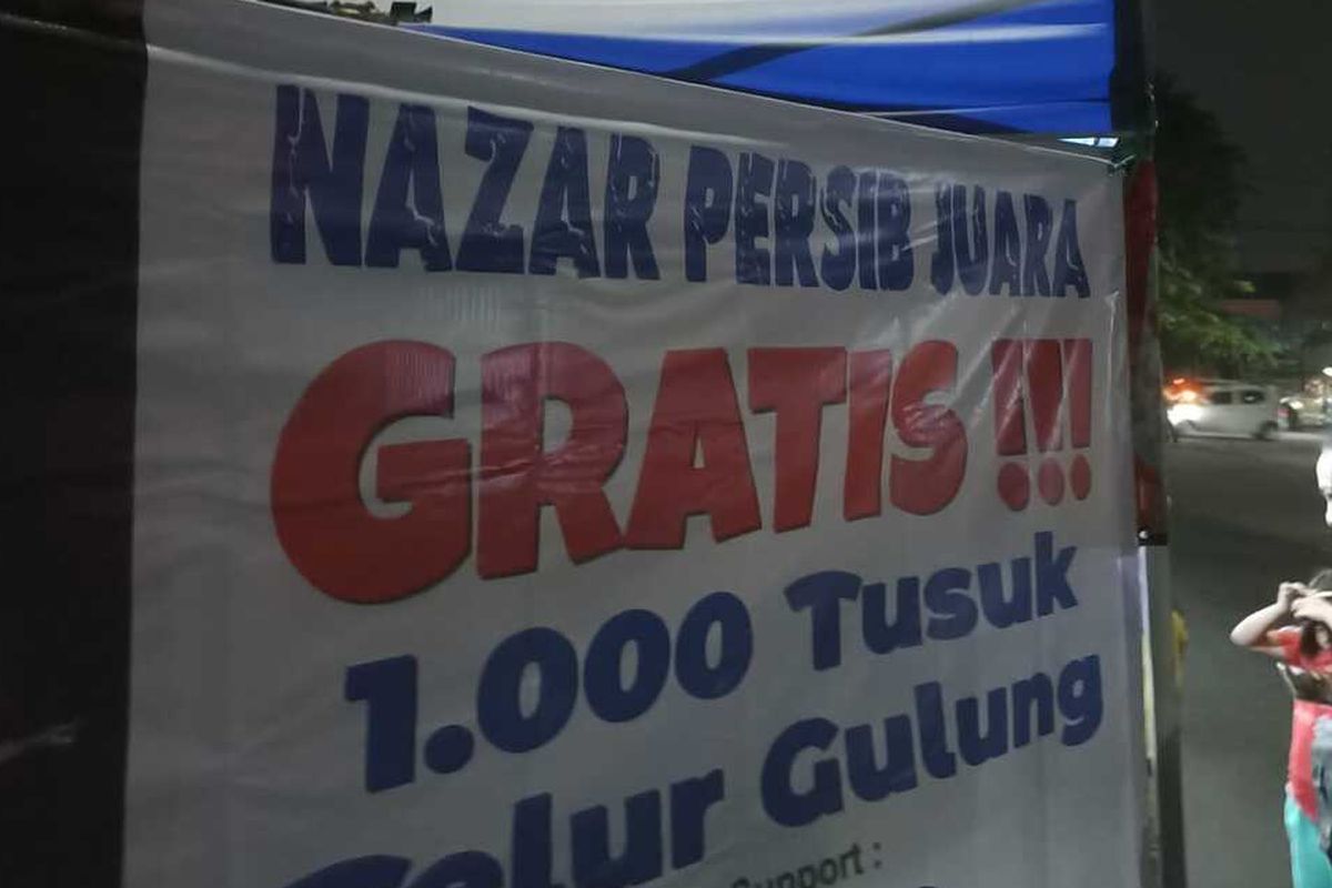 Roni Suryadi (40) atau akrab disapa bocung, pedagang telur gulung di Kabupaten, Jawa Barat pada Senin (3/6/2024) menggratiskan 1.000 tusuk dagangannya sebagai nazar Persib juara Liga 1