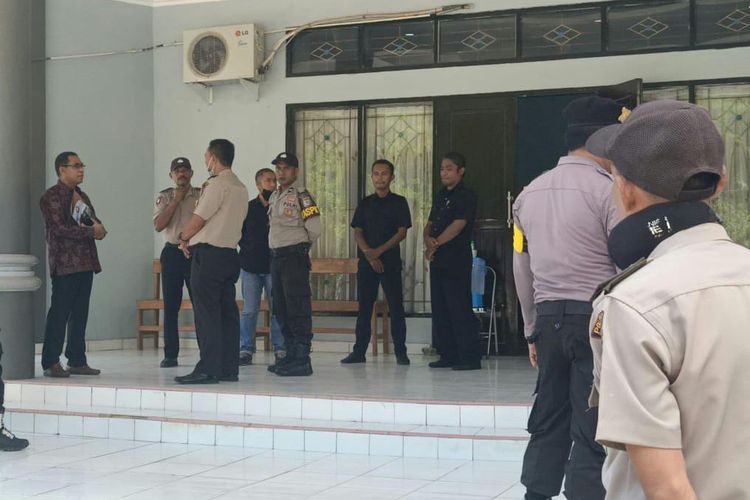 Aparat Kepolisian Resor Kelapa Lima, Kota Kupang, NTT, meminta pihak Politani Negeri Kupang, agar membatalkan acara pelantikan sejumlah pejabat di kampus tersebut.