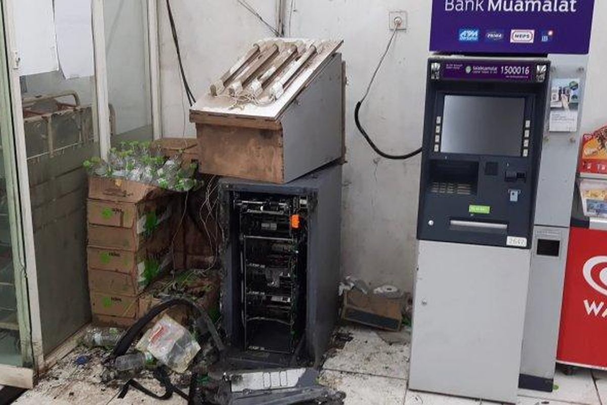 Mesin ATM di Indomaret Pangkalan 3, Kecamatan Bantargebang, Kota Bekasi dirusak perampok, Kamis (17/6/2021).