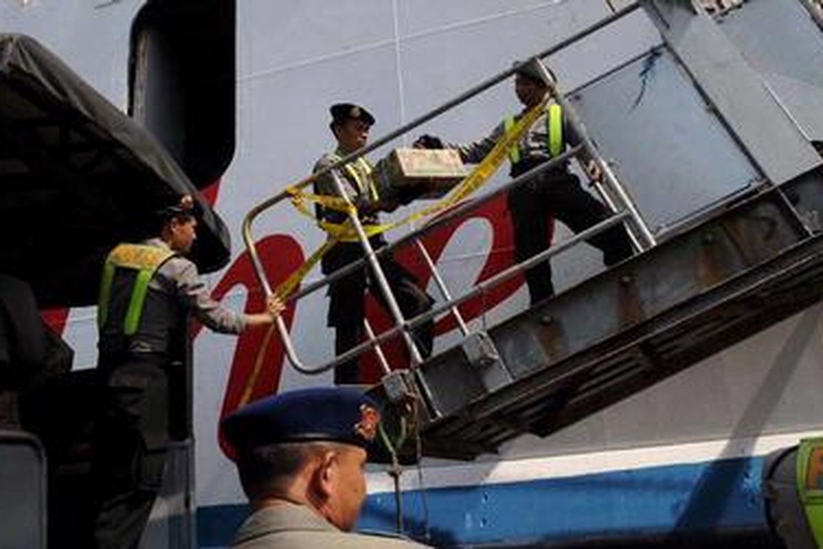 Tim Puslabfor Polda Jawa Timur sedang memeriksa satu truk Mitsubihsi Fuso berisi bambang bombay dengan nomor polisi B-9231-TDA.