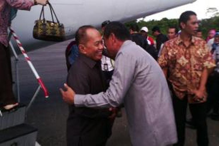 Syarief Hasan (kiri) disambut Bupati Kolaka, Ahmad Safei (kanan), di Bandar Udara Sangia Nibandera Kolaka, Sulawesi Utara, Rabu (21/5/2014).