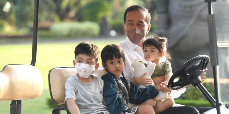 Presiden Joko Widodo bersama cucunya, Jan Ethes Srinarendra, Sedah Mirah Nasution, dan La Lembah Manah ketika menaiki mobil golf mengelilingi halaman Istana Kepresidenan di Yogyakarta, Selasa (3/5/2022).