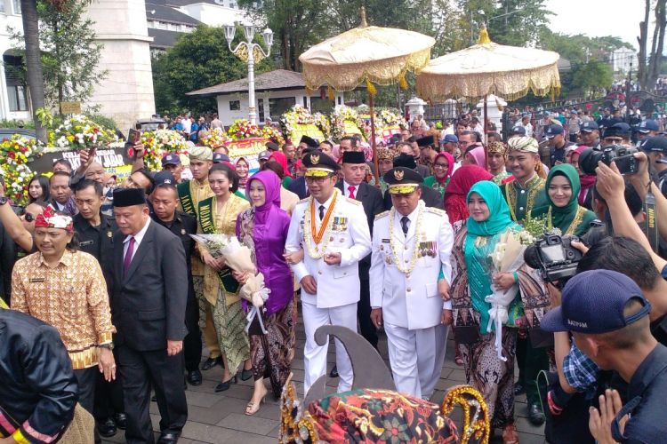 Gubernur dan Wakil Gubernur Jawa Barat definitif Ridwan Kamil - Uu Ruzhanul Ulum bersama para istri menghadiri serah terima jabatan dilakukan di halaman Gedung Sate, Jalan Diponegoro, Kota Bandung, Kamis (6/9/2018).  