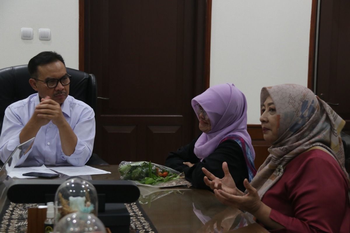 Hasto saat menerima warga Yogyakarta saat open house perdana Rabu (5/3/2025).