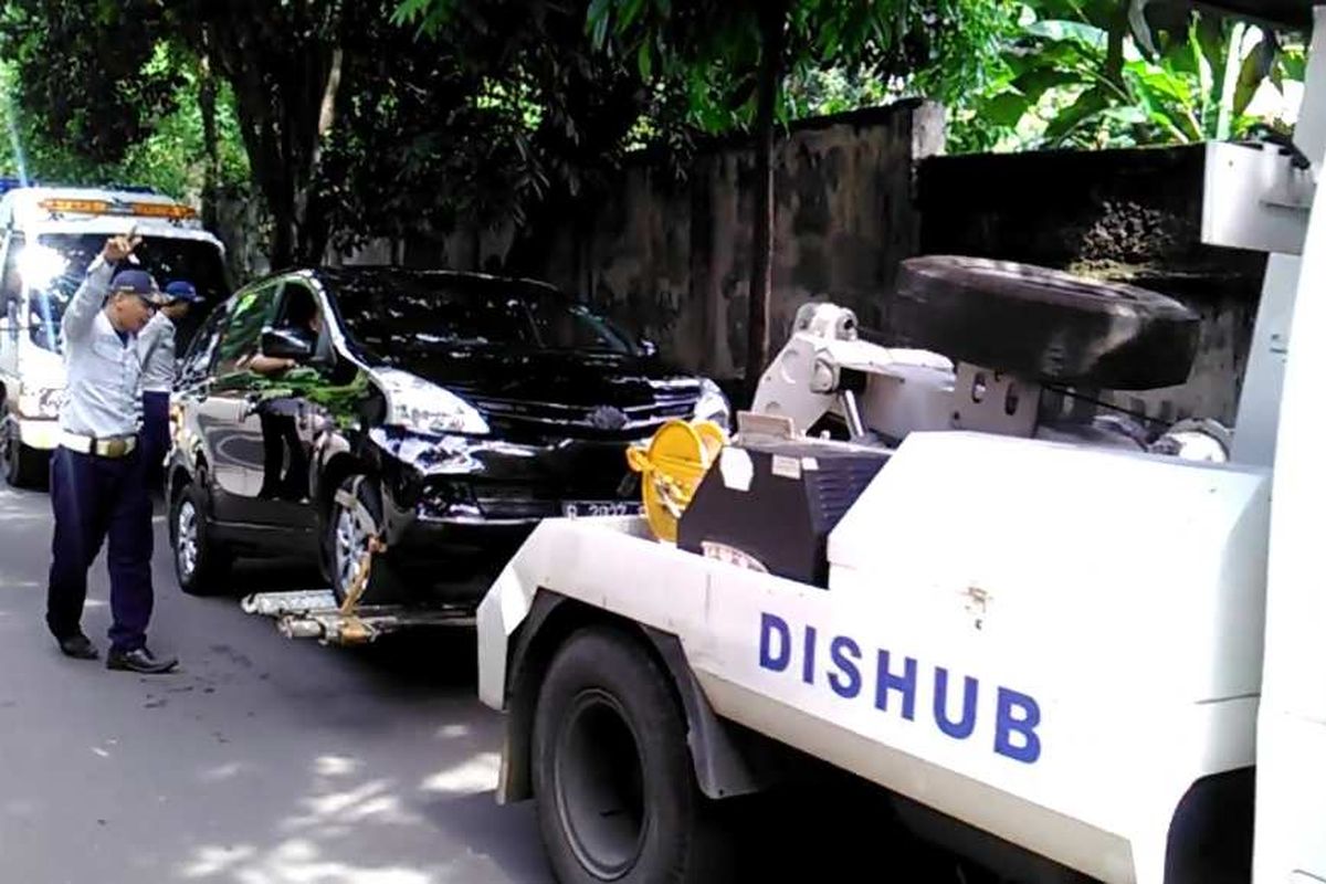 Mobil yang terparkir di pinggir Jalan Nipah, diderek petugas Dinas Perhubungan karena pengendara parkir sembarangan dan tidur dalam mobil, Rabu (15/11/2017).
