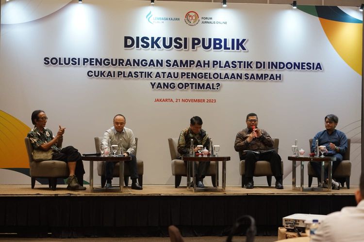 Diskusi publik bertajuk Solusi Pengurangan Sampah Plastik di Indonesia, Cukai Plastik atau Pengelolaan Sampah yang Optimal yang diselenggarakan Forum Jurnalis Online (FJO) di Hotel Santika Premiere Hayam Wuruk Jakarta, Selasa (21/11/2023).
