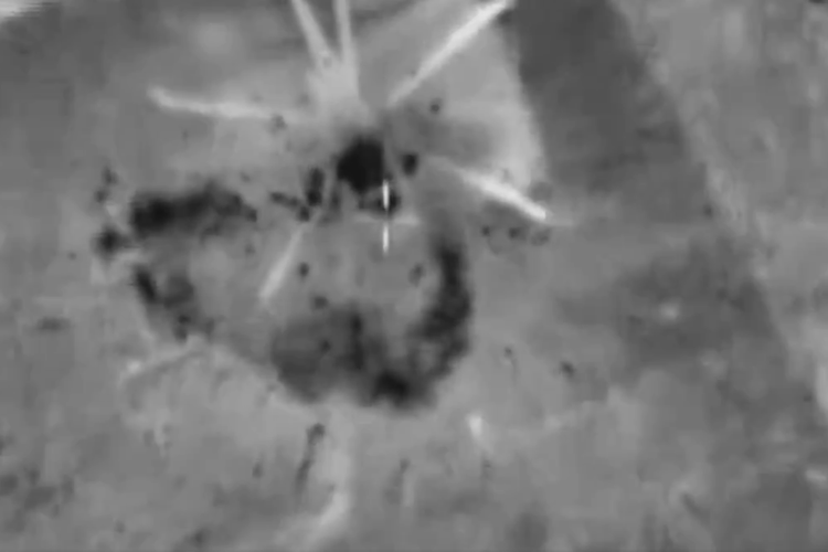 Lukisan anamorfik yang menyerupai helikopter Mi-17 milik Iran buatan Rusia yang dihantam Israel