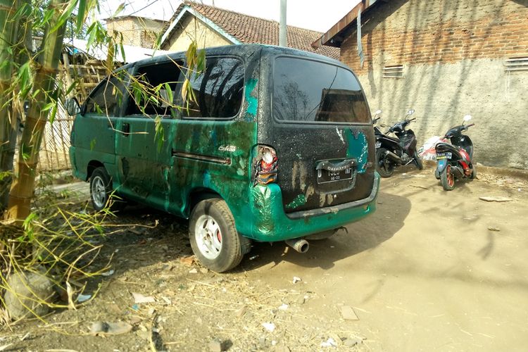 Tampak kendaraan roda empat milik warga yang rusak karena terbakarnya pipa Pertamina di Cimahi, Rabu (23/10/2019).