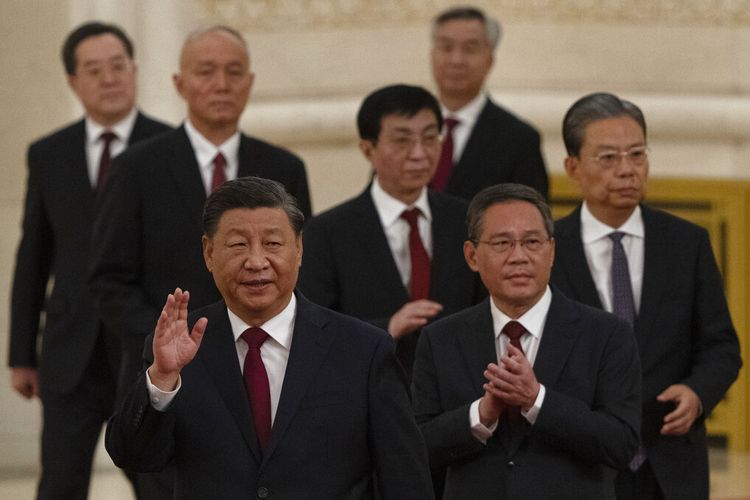Anggota baru Komite Tetap Politbiro, depan ke belakang, Presiden Xi Jinping, Li Qiang, Zhao Leji, Wang Huning, Cai Qi, Ding Xuexiang, dan Li Xi tiba di Aula Besar Rakyat di Beijing pada 23 Oktober , 2022.