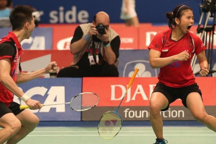 Pasangan ganda campuran Indonesia, Kevin Sanjaya Sukamuljo/Greysia Polii, merayakan kemenangan setelah berhasil mengalahkan unggulan pertama asal Tiongkok, Zhang Nan/Zhao Yunlei, pada babak pertama BCA Indonesia Open 2014 di Istora Senayan, Jakarta, Rabu (18/6/2014). Kevin/Greysia menang 15-21, 21-18, 23-21. 