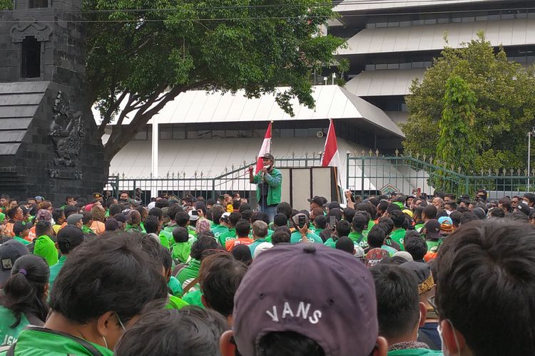 Aksi demonstrasi driver online di depan Kantor Gubernur Jawa Tengah