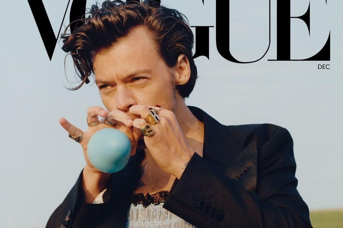 Harry Styles tampil sebagai model pria pertama dalam sampul majalah Vogue 