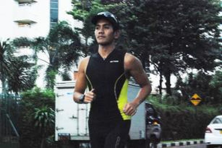 Atlet triathlon tanah air, Reza Puspo, berlatih lari di sekitar Sultan Residence, Jakarta, Selasa (30/7/2013).  