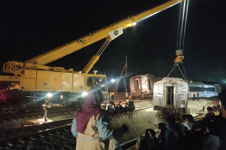 Proses evakuasi rangkaian kereta KA Argo Semeru di Pedukuhan Kalimenur, Kalurahan Sukoreno, Kapanewon Sentolo, Kabupaten Kulon Progo, Daerah Istimewa Yogyakarta.