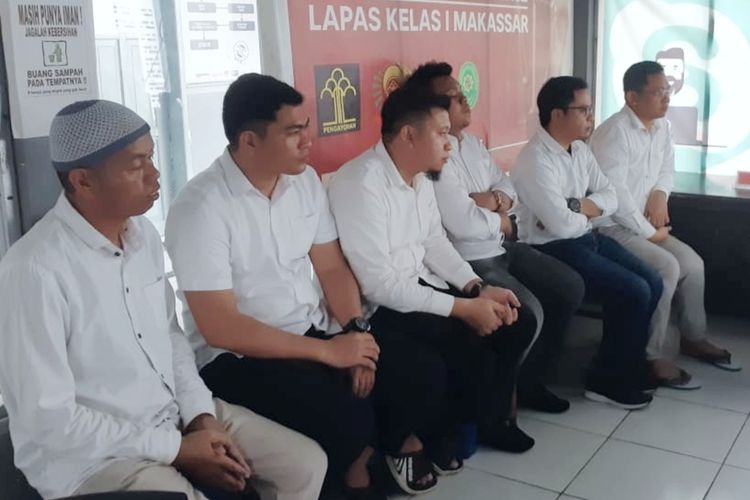 Enam terdakwa korupsi BNPT atau program sembako untuk fakir miskin di Kabupaten Takalar tahun anggaran 2019 dan 2020 saat mengikuti sidang tuntutan melalui online di Lapas Kelas 1 Makassar, Selasa (5/3/2024).