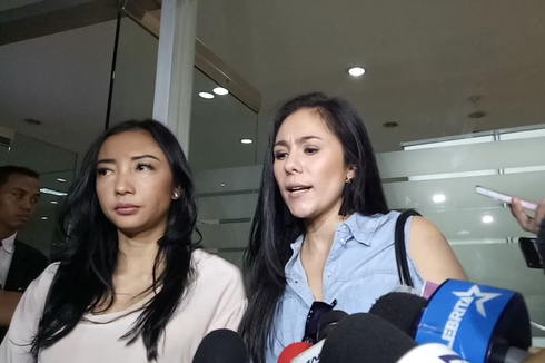 Julia Perez Tersenyum Lebar Saat Wulan Guritno Pamit