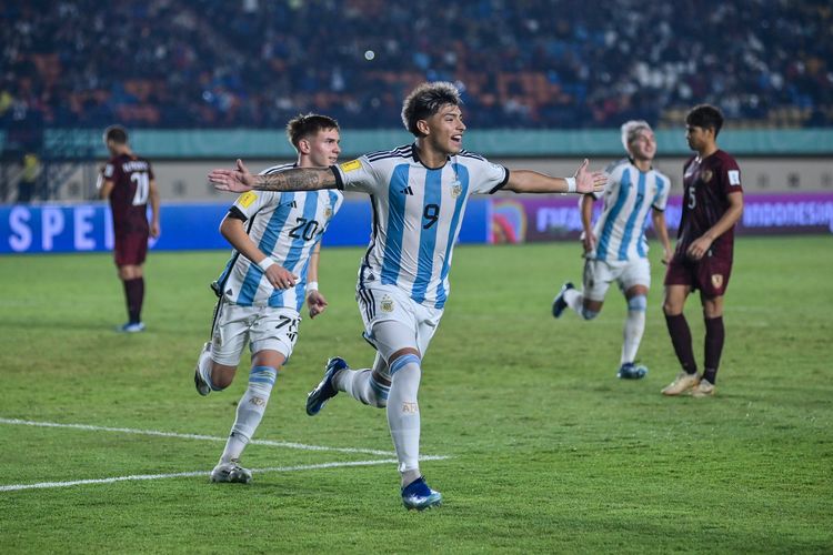 Selebrasi penyerang Timnas U17 Argentina Agustin Ruberto usai mencetak gol dari titik putih untuk keunggulan 4-0 atas Venezuela dalam pertandingan 16 besar Piala Dunia U17 2023 Indonesia, Selasa (21/11/2023) di Stadion Si Jalak Harupat (SJH) Soreang, Kabupaten Bandung. 