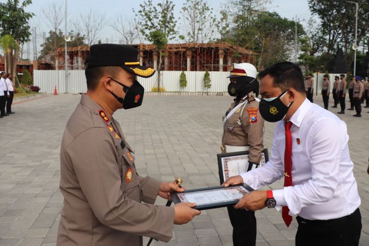 Kapolres Gresik AKBP Arief Fitrianto (kiri), saat memberikan penghargaan kepada Kanit Lidik III Satreskrim Polres Gresik Iptu Moch. Suparlan.