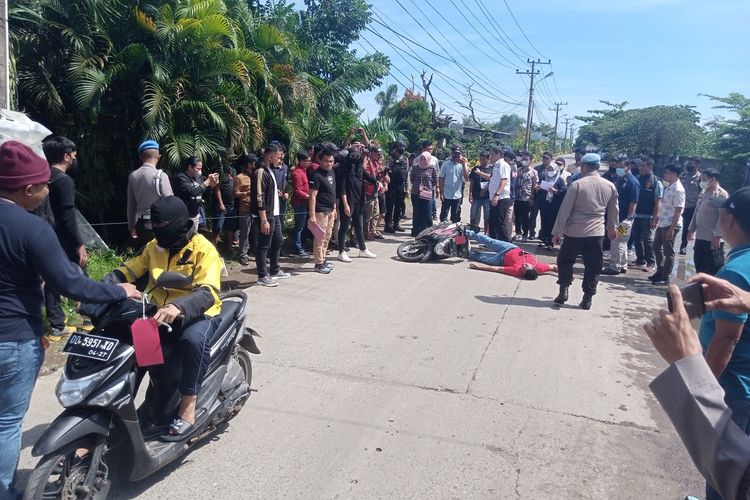 Rekontruksi kasus pembunuhan berencana terhadap pegawai Dinas Perhubungan (Dishub) Kota Makassar, Najamuddin Sewang kembali di lanjutkan di beberapa lokasi, Jumat (20/5/2022).