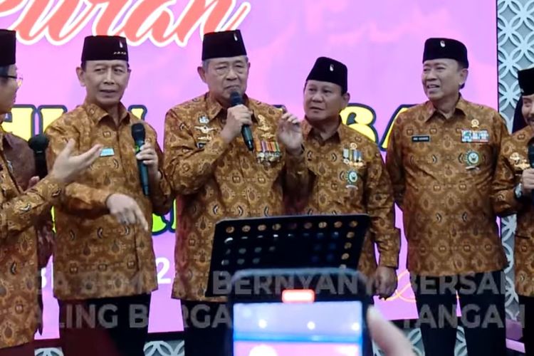  Bakal calon presiden (capres) Partai Gerindra, Prabowo Subianto, tampak mesra dengan Ketua Majelis Tinggi Partai Demokrat, Susilo Bambang Yudhoyono (SBY), ketika hadir di acara Hari Ulang Tahun (HUT) ke-64 Persatuan Purnawirawan dan Warakawuri (Pepabri), Selasa (12/9/2023).