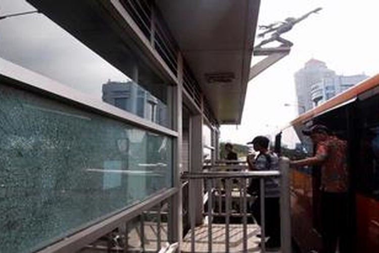 Kaca halte yang retak dan pecah akibat tertembus peluru di Halte Bus TranJakarta, Pancoran, Jakarta, Minggu (12/5/2013). Penembakan halte busway yang terus terjadi hingga saat ini belum diketahui pelakunya.
