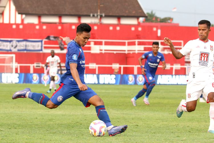 Pemain Arema FC Arkhan Fikri menggiring bola dan dijaga pemain Malut United saat laga pekan ke-8 Liga 1 2024-2025 yang berakhir dengan skor 3-1 di Stadion Gelora Soeprijadi Kota Blitar, Sabtu (19/10/2024) sore.