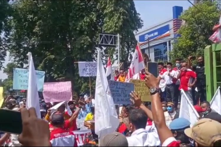 Massa berunjuk rasa di depan kantor DPRD Kota Probolinggo.