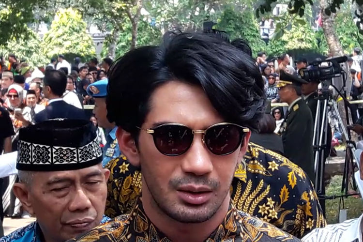 Reza Rahadian saat ditemui dalam prosesi pemakaman BJ Habibie di Taman Makam Pahlawan Kalibata, Jakarta Selatan, Kamis (12/9/2019).