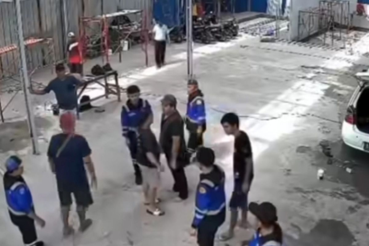 Dua orang preman memeras dan menganiaya pegawai perusahaan bidang otomotif di kawasan industri yang berada di Gunung Putri, Kabupaten Bogor, Jawa Barat. Aksi premanisme tersebut terekam kamera CCTV.