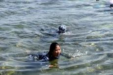 Ketika 12 Polisi Wanita Berenang Seberangi Selat Buton Sejauh 10 Km