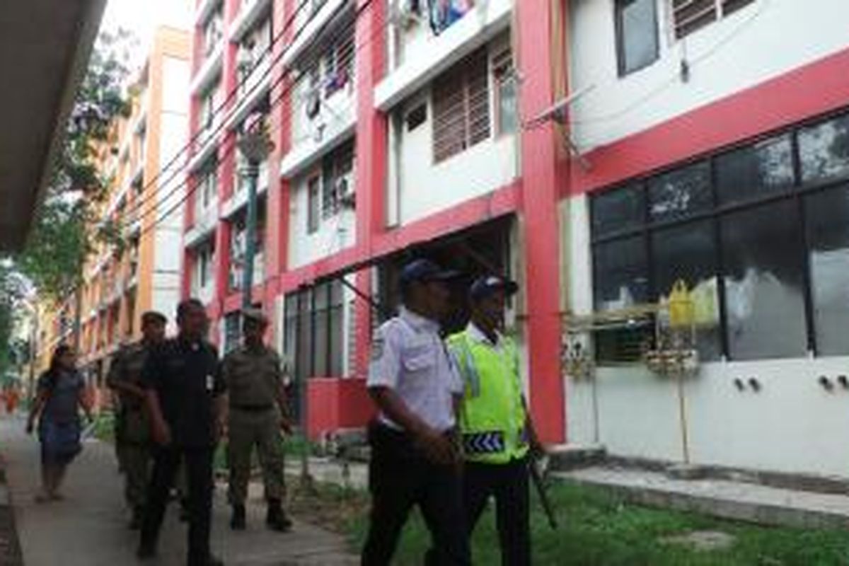 Pihak pengelola rusun di Jakarta Timur menertibkan para penghuni rusun Tipar Cakung, Jakarta Timur, Rabu (11/6/2014). Mereka menunggak uang sewa rusun hingga berbulan-bulan.